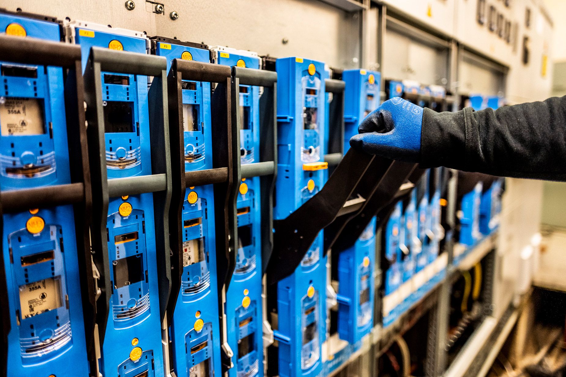 Detailaufnahme eines neuen Leistungsschalters in der NS-Verteilung