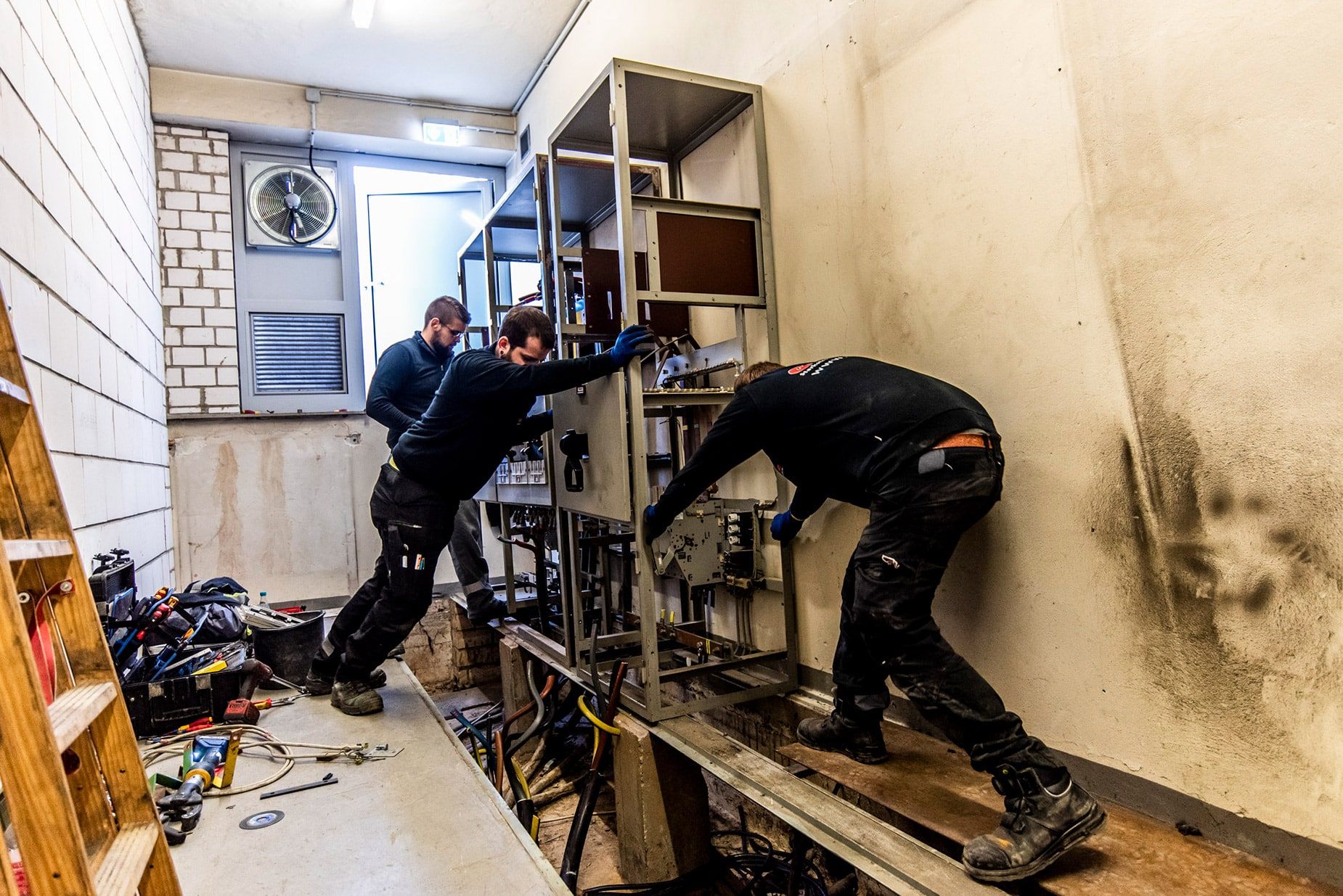 Demontagearbeiten an der bestehenden Niederspannungshauptverteilung