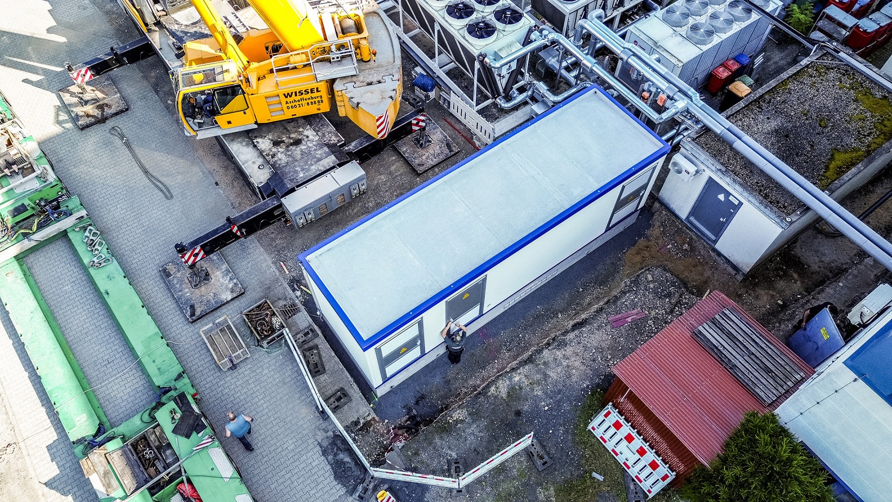 60-Tonnen-Trafostation mit Schwerlastkran erfolgreich aufgestellt 60-Tonnen-Trafostation aus der Luft
