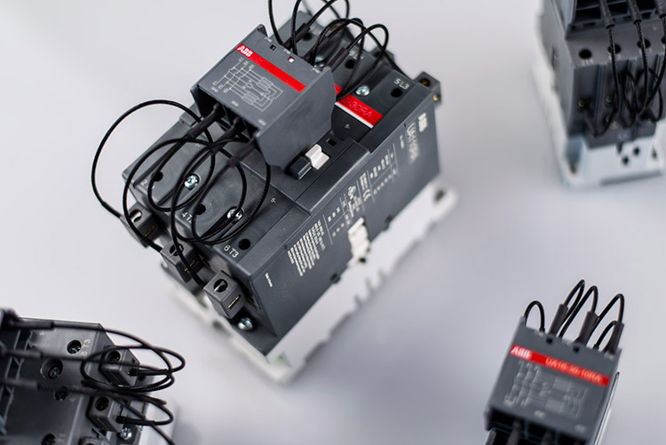 Wartung, Revision & Service 12 Wartung Revision Service Niederspannungsleistungsschalter