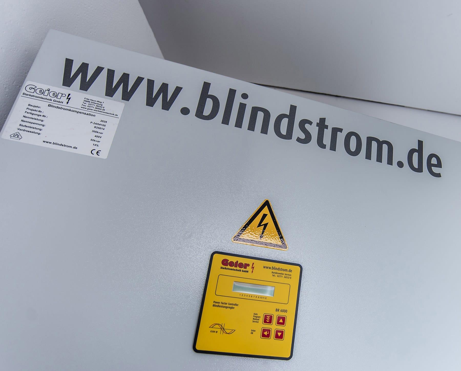 60-Tonnen-Trafostation mit Schwerlastkran erfolgreich aufgestellt Bedienfeld der Blindstromkompensationsanlage mit 300 kvar