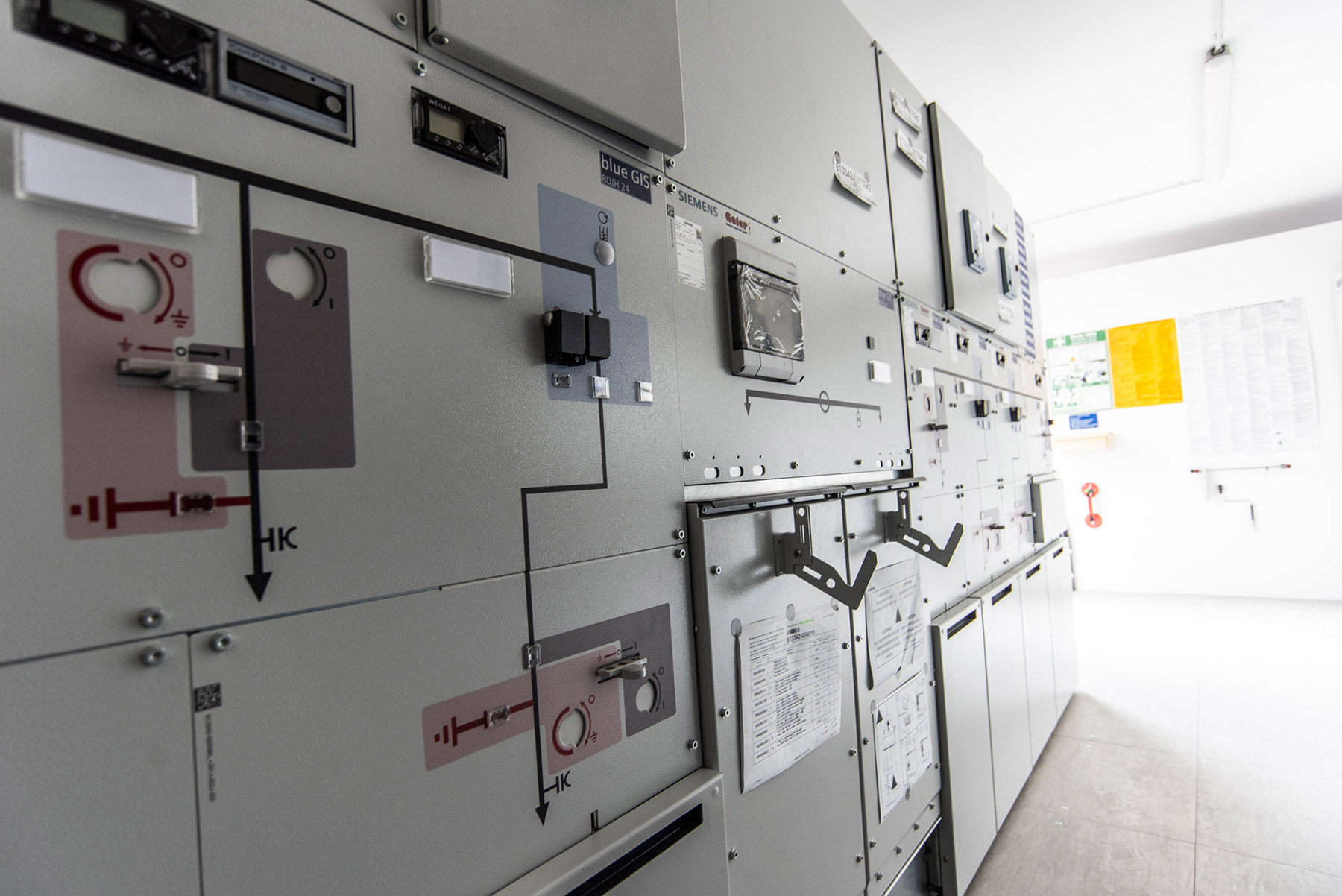 60-Tonnen-Trafostation mit Schwerlastkran erfolgreich aufgestellt Blue-GIS-Mittelspannungsschaltanlage mit 20 kV in der Trafostation