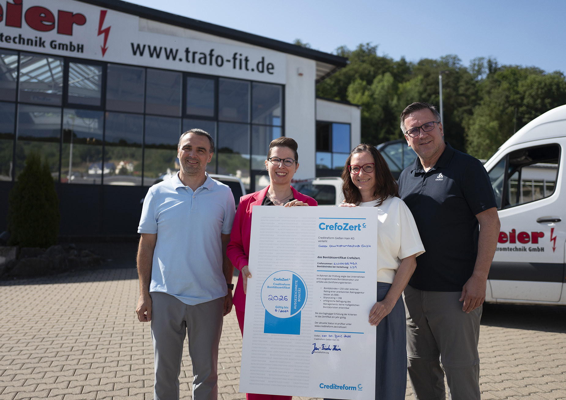 CrefoZert für Geier Starkstromtechnik: Auszeichnung für hervorragende Bonität CrefoZert-Übergabe an Björn Geier von Geier Starkstromtechnik durch Creditreform