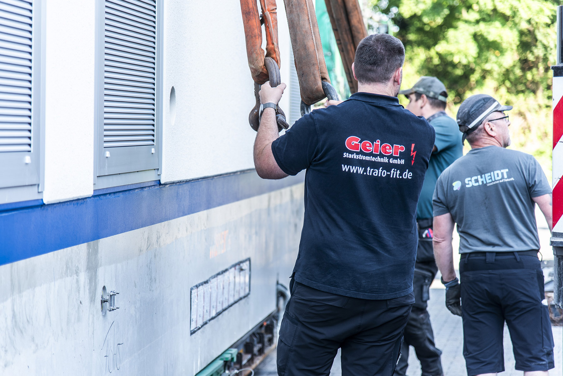 60-Tonnen-Trafostation mit Schwerlastkran erfolgreich aufgestellt Mitarbeiter der Firma Geier Starkstromtechnik bei der Montage einer Trafostation
