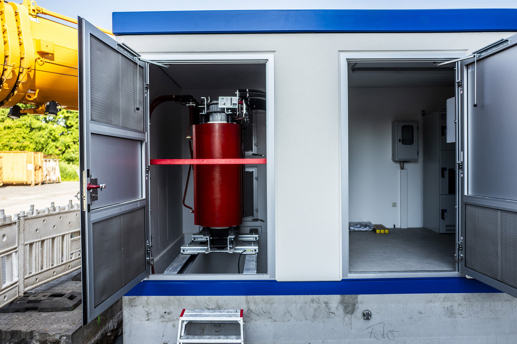 60-Tonnen-Trafostation mit Schwerlastkran erfolgreich aufgestellt Gießharztransformator mit 1.600 kVA in der Trafostation