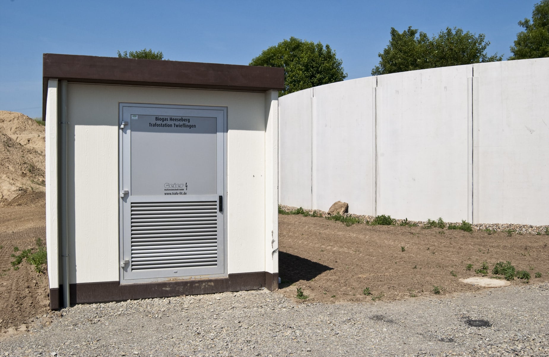 Trafos / Trafostationen Außenansicht einer Kompakttrafostation für eine Biogasanlage