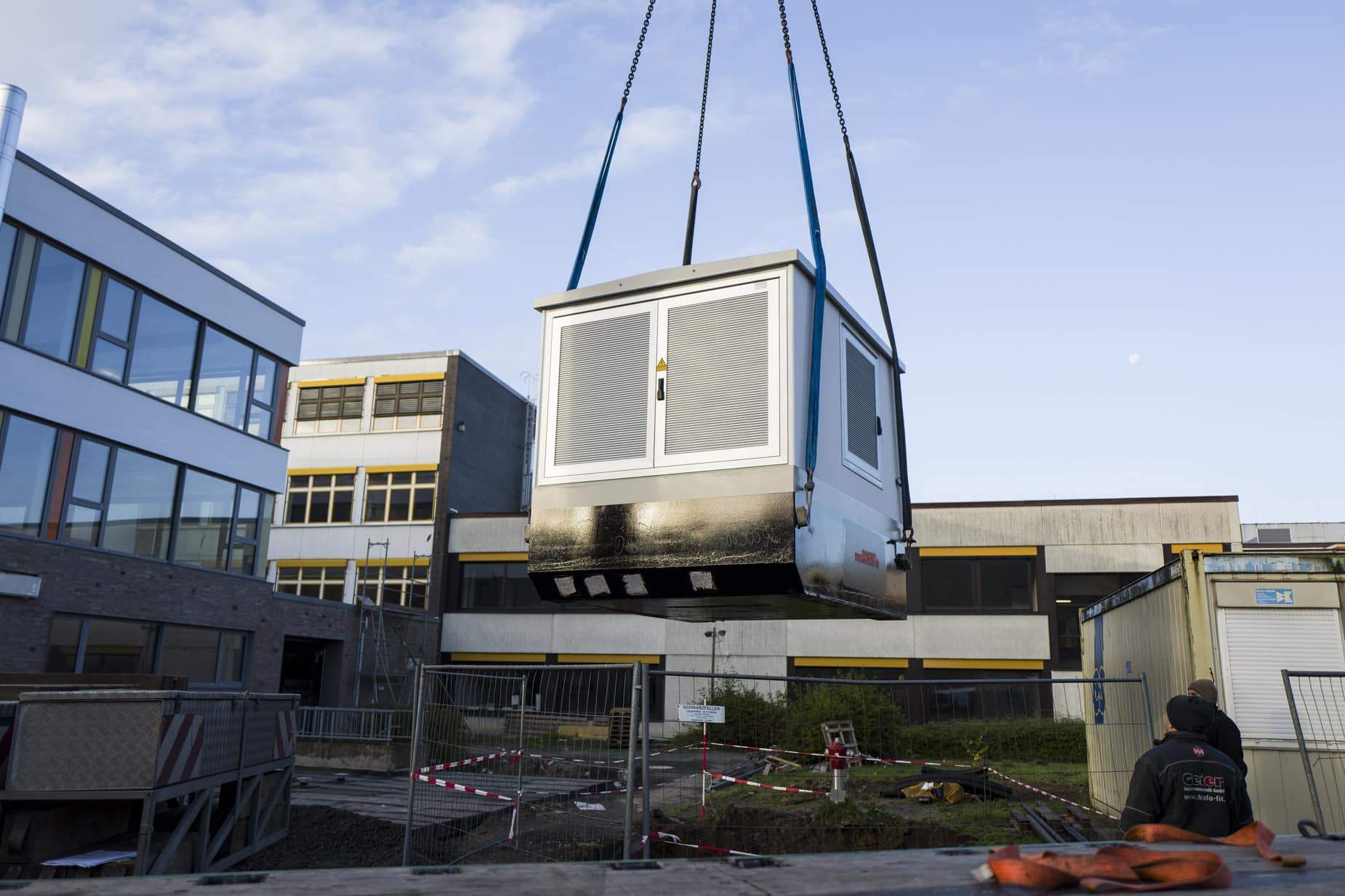 Trafos / Trafostationen Kran montiert eine Kompakttrafostation am Aufstellort