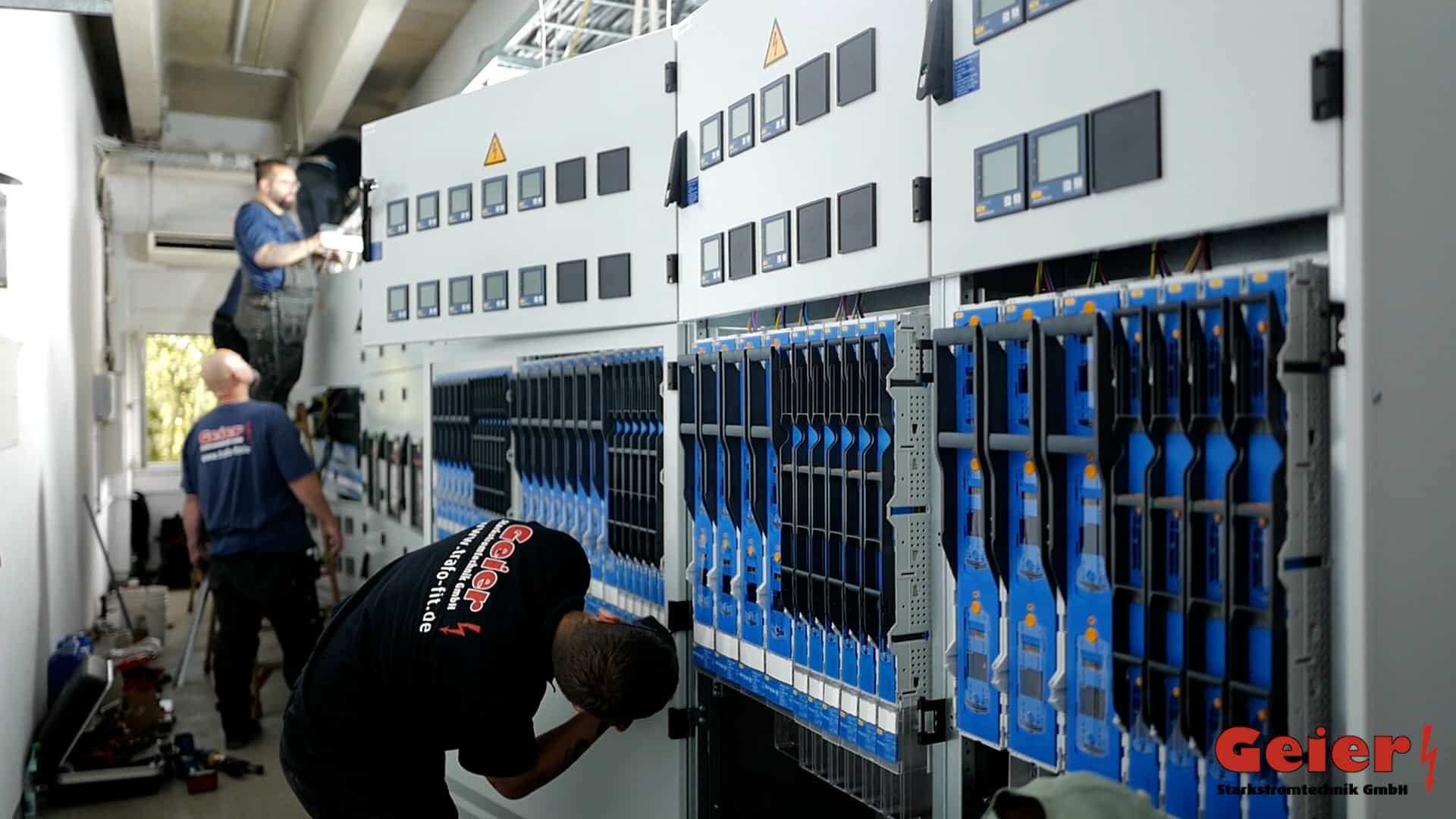 Video Geier Starkstromtechnik – Montage einer neuen Niederspannungshauptverteilung mit 2000-A-Einspeiseschaltern im Industriebetrieb