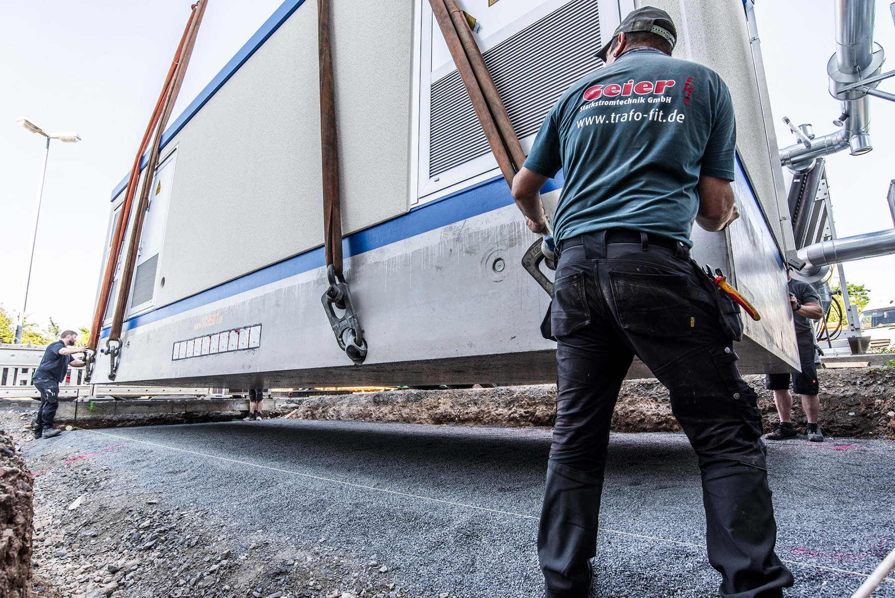 60-Tonnen-Trafostation mit Schwerlastkran erfolgreich aufgestellt Mitarbeiter von Geier Starkstromtechnik bei der Positionierung der 60-Tonnen-Trafostation