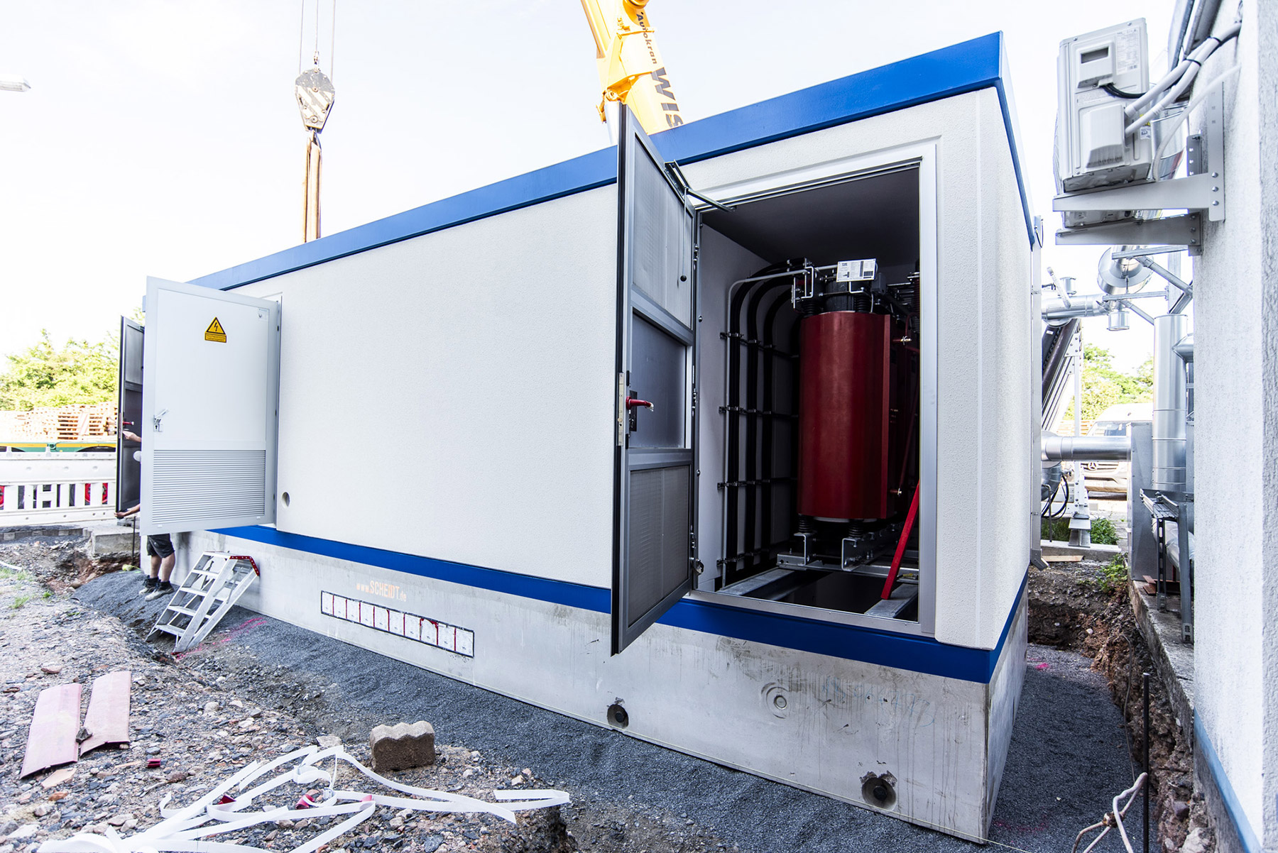 60-Tonnen-Trafostation mit Schwerlastkran erfolgreich aufgestellt Geöffnete Trafostation mit einem Gießharztransformator mit 1.600 kVA