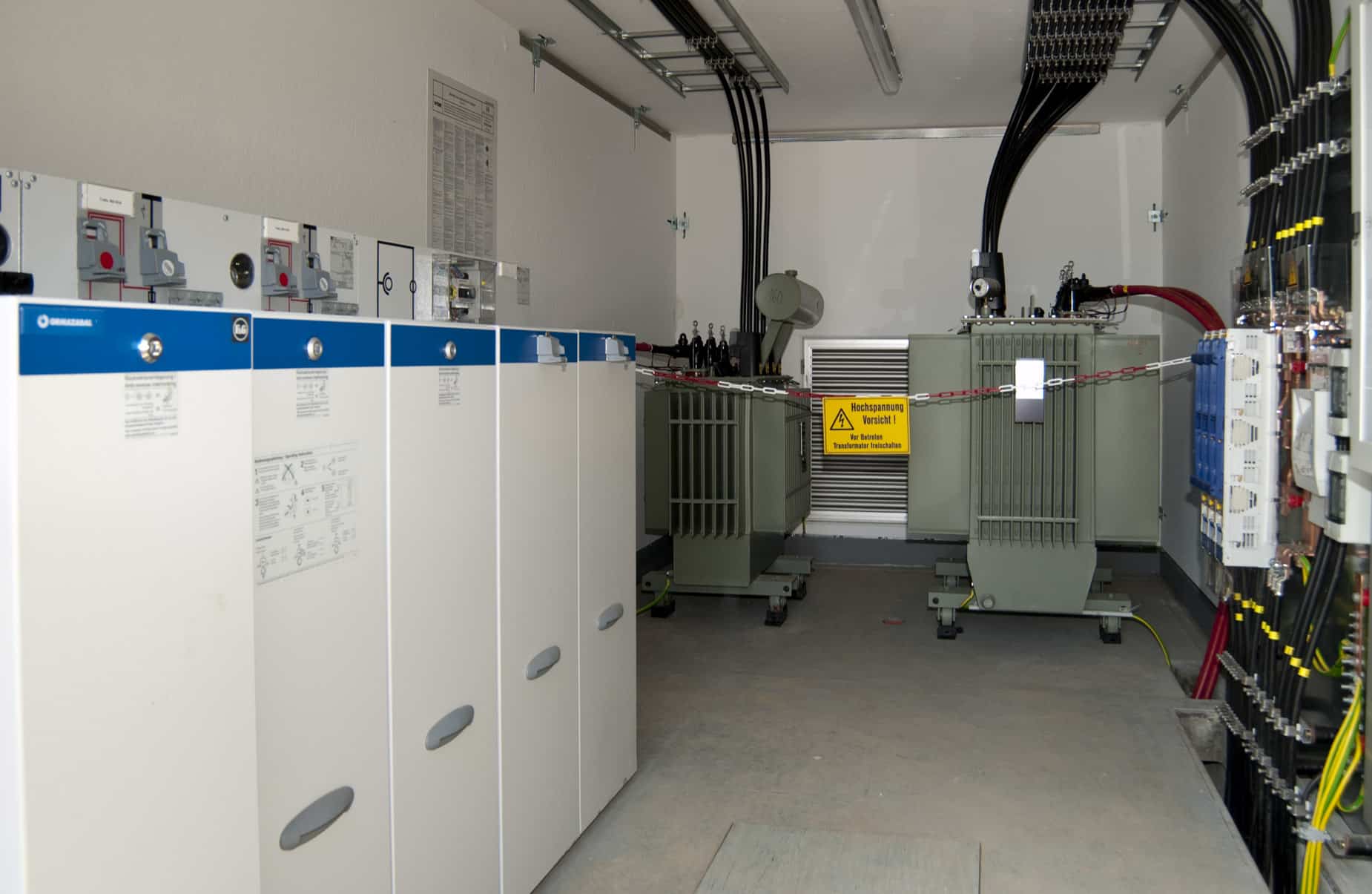 Trafos / Trafostationen Innenansicht einer Mittelspannungsschaltanlage in einer Trafostation