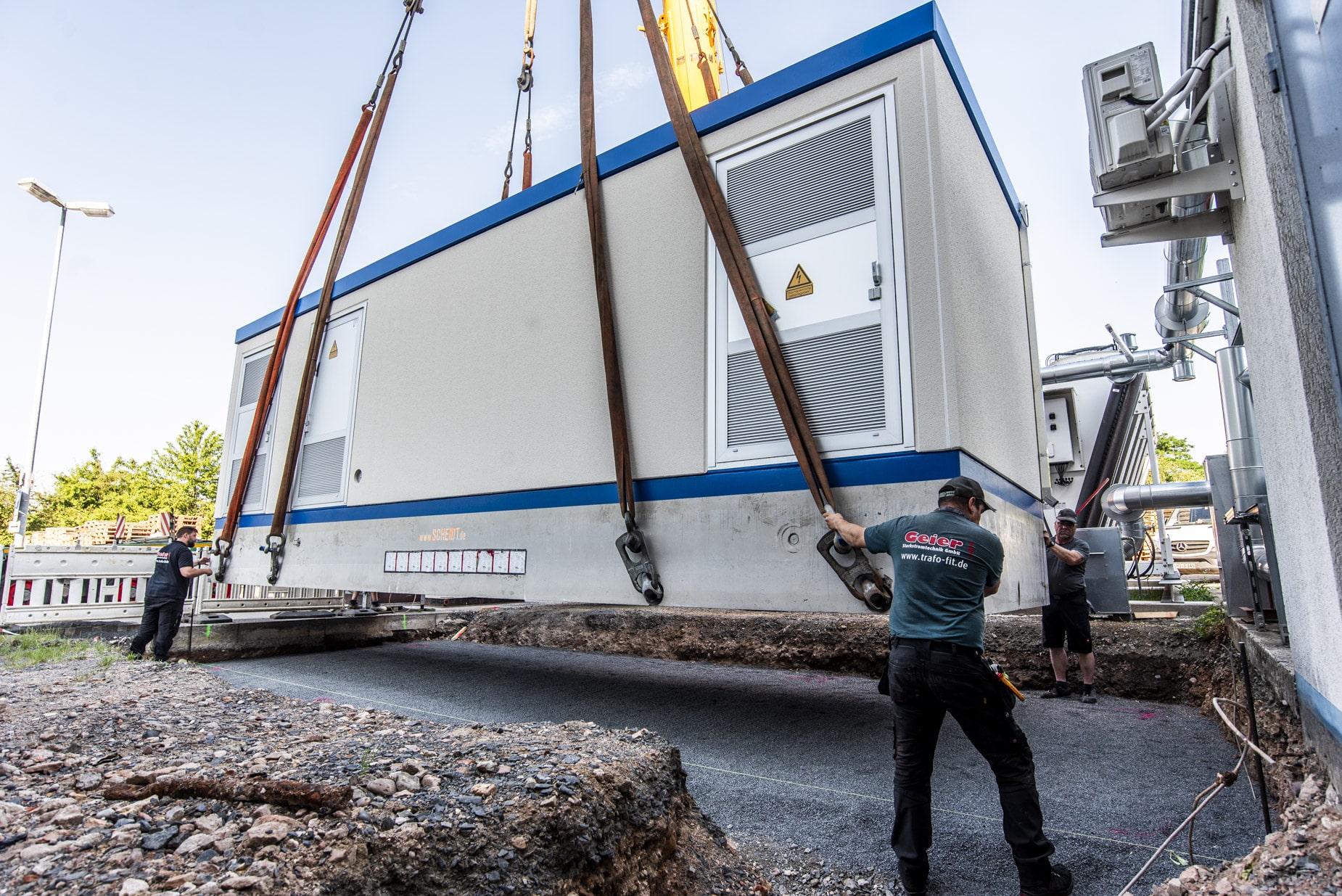 Trafos / Trafostationen Schwerlastkran positioniert eine Trafostation am Aufstellort