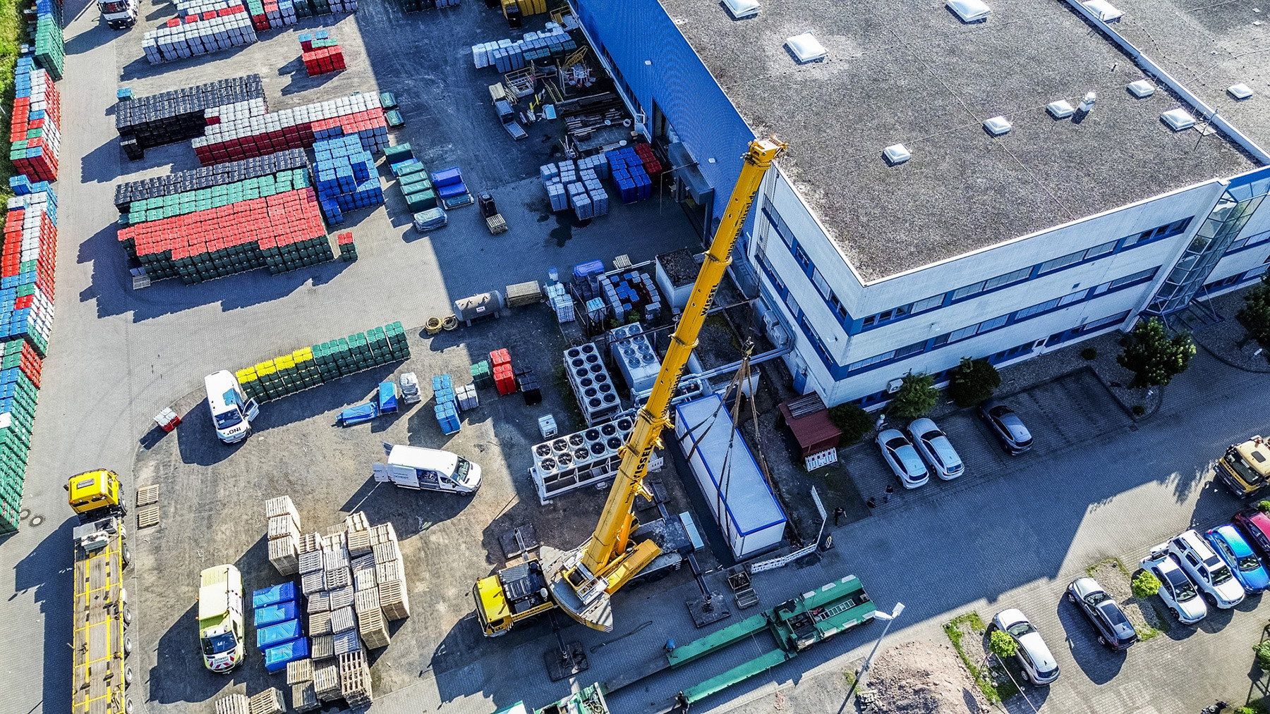 60-Tonnen-Trafostation mit Schwerlastkran erfolgreich aufgestellt Luftaufnahme der 60-Tonnen-Trafostation mit Schwerlastkran am Aufstellort