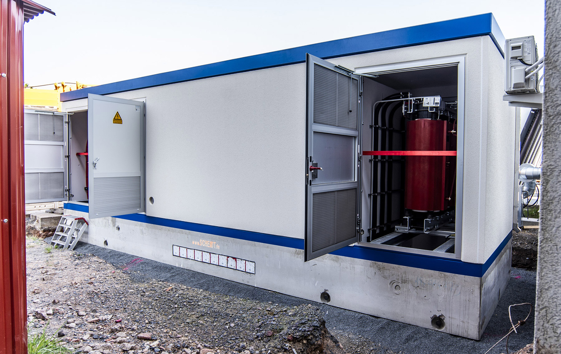 60-Tonnen-Trafostation mit Schwerlastkran erfolgreich aufgestellt Trafostation mit zwei Gießharztransformatoren mit jeweils 1.600 kVA