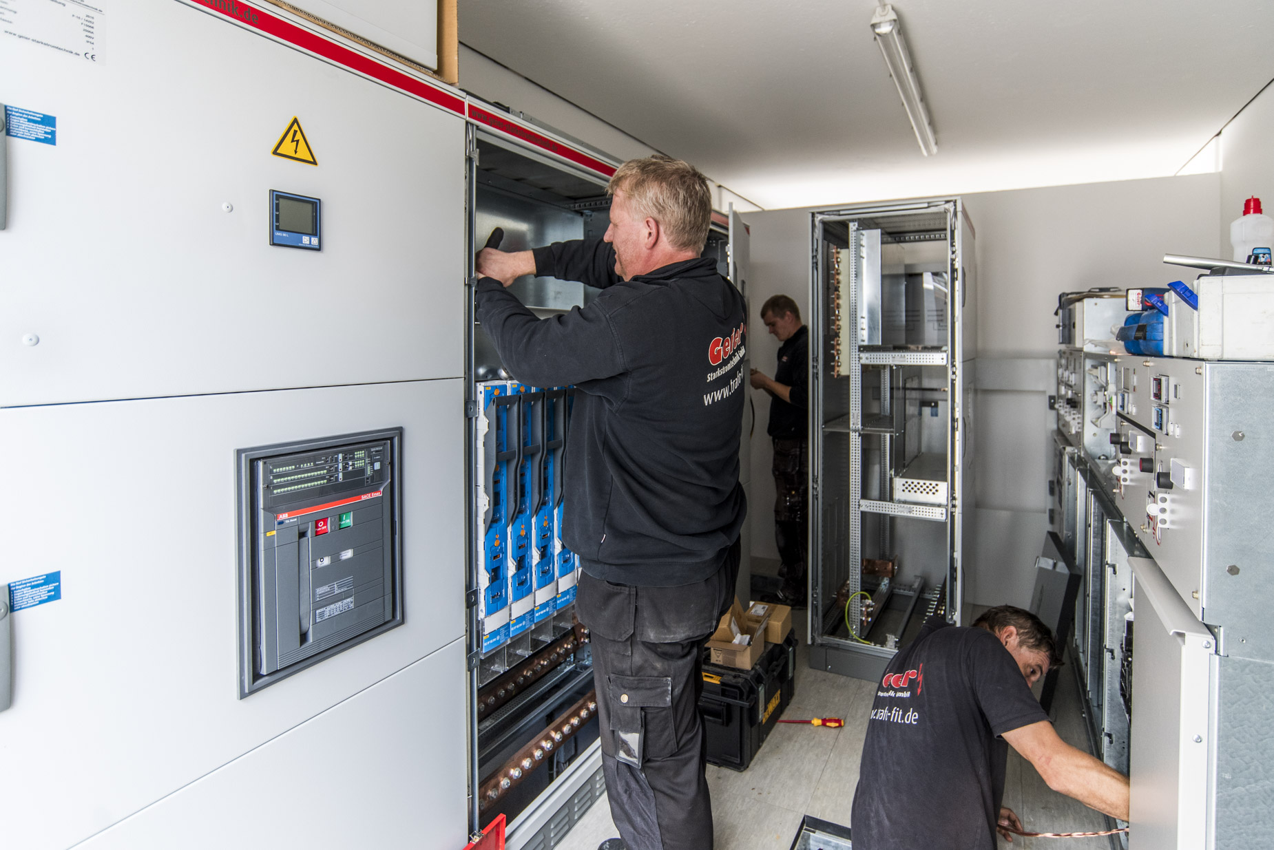 Trafos / Trafostationen Servicetechniker bei der Wartung einer Mittelspannungsschaltanlage in einer Trafostation