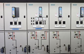 Schutzprüfung Mehrfeldrige Mittelspannungsschaltanlage mit digitalen Schutzrelais