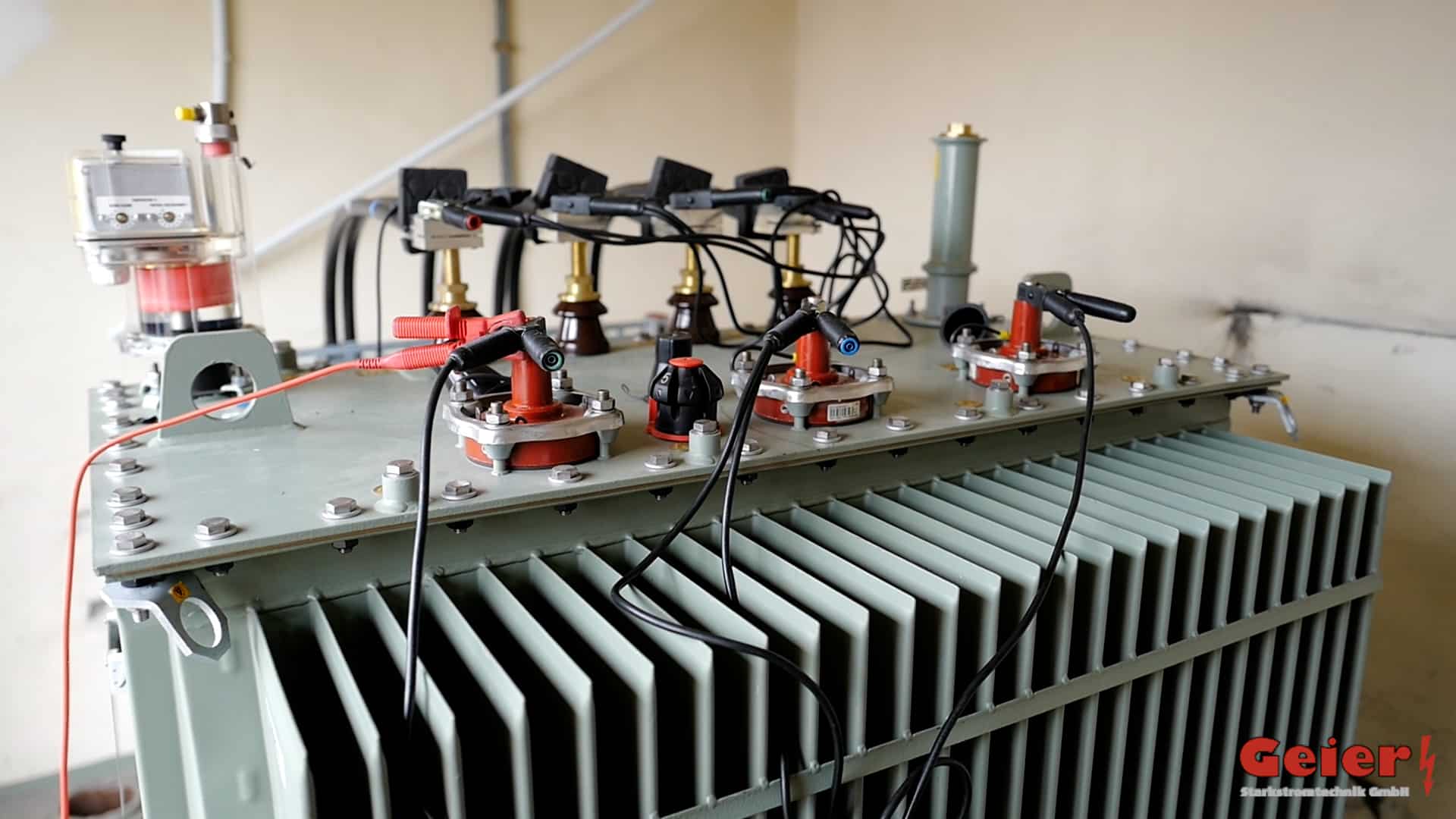 Video Geier Starkstromtechnik – Öl-Hermetik-Transformator mit Windungs- und Isolationsmessungen vor der Inbetriebnahme im Industriebetrieb